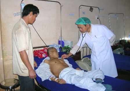 Thăm khám cho người bệnh điều trị nội trú tại Bệnh viện Đa khoa huyện Cư M'gar.