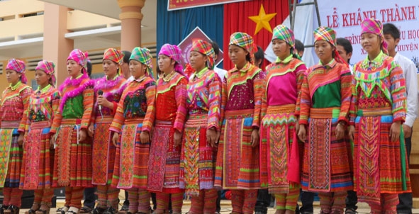 Đồng bào dân tộc Mông biểu diễn văn nghệ trong Lễ khánh thành  Trường tiểu học Cư Pui (Krông Bông).