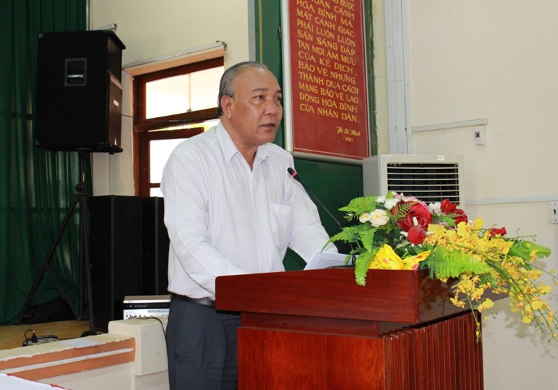 Phó Chủ tịch UBND tỉnh Y Dhăm Ênuôl báo cáo tình hình phát triển kinh tế - xã hội gắn với bảo đảm quốc phòng, an ninh trên địa bàn tỉnh Dak Lak.