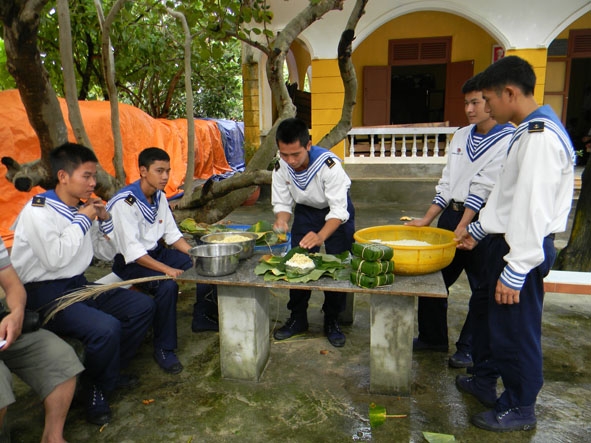 Các chiến sĩ gói bánh chưng đón Tết trên Đảo Sinh Tồn.