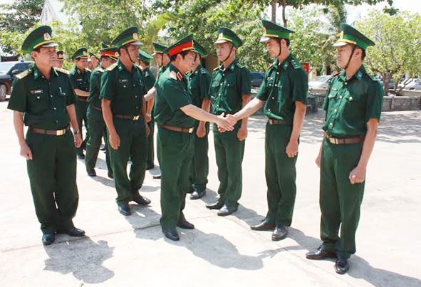 Đoàn công tác của Bộ Quốc phòng đến thăm cán bộ, chiến sĩ Đồn Biên phòng Ea H’leo.