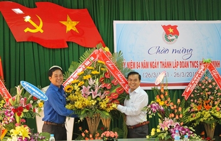 Bí thư Tỉnh Đoàn Y Nhuân Byă nhận lẵng hoa chúc mừng của thường trực Tỉnh ủy