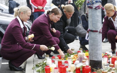 Các nhân viên Germanwings đặt hoa và nến tưởng niệm các đồng nghiệp xấu số (Ảnh Reuters)