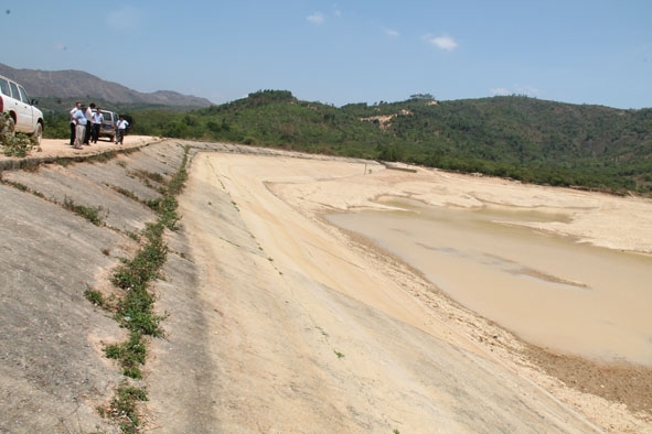 Đập thôn 5, xã Cư Êwi, huyện Cư Kuin đã bị cạn nước.