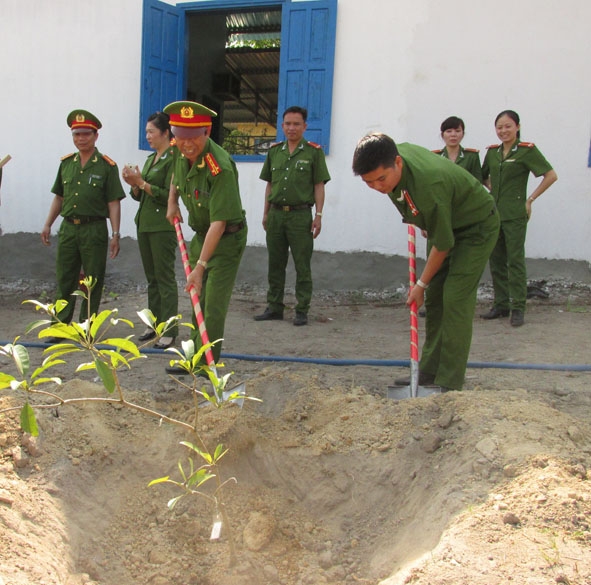 Cán bộ, chiến sĩ Trại giam Dak Tân trồng cây xanh chào mừng Tháng Thanh niên và các ngày lễ lớn năm 2015.