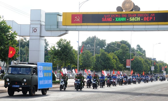 ĐVTN huyện Krông Pak tham gia diễu hành tuyên truyền ATGT trong tháng cao điểm về ATGT năm 2014.