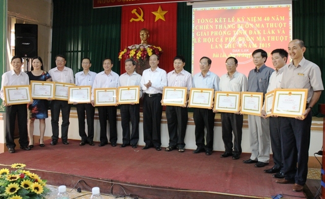 Chủ tịch UBND tỉnh Phạm Ngọc Nghị tặng Bằng khen của UBND tỉnh cho các tập thể