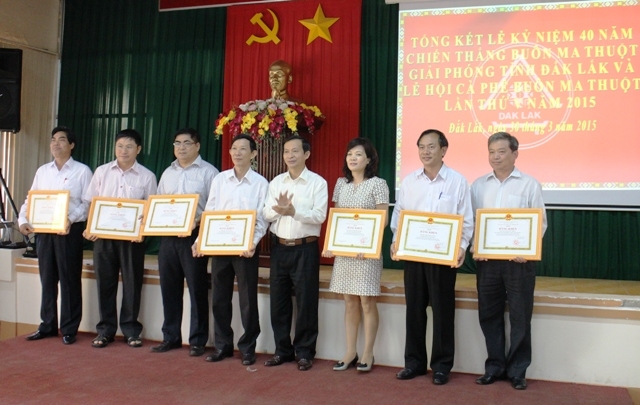 Phó Chủ tịch UBND tỉnh Đinh Văn Khiết tặng Bằng khen của UBND tỉnh cho các cá nhân có thành tích xuất sắc trong Lễ hội