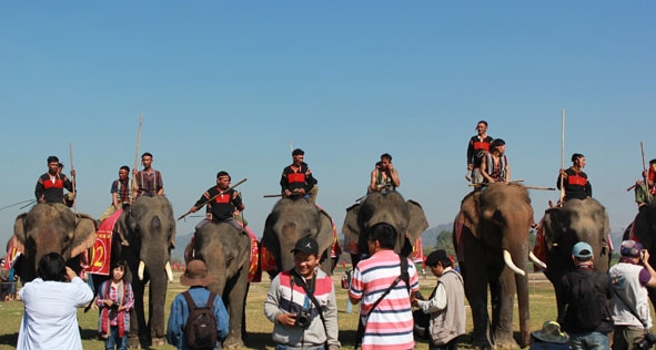 Nhà báo, nghệ sĩ tác nghiệp tại lễ hội đua voi truyền thống huyện Lak năm 2015.