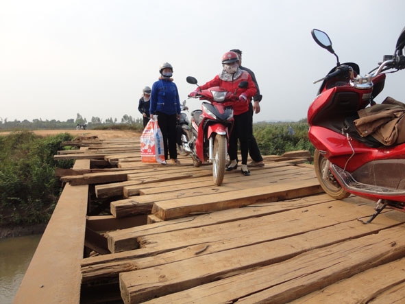 Người dân huyện Krông Pak phải hỗ trợ nhau mỗi khi qua cầu.