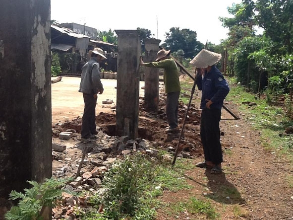 Người dân huyện Cư M’gar tự tháo dỡ hàng rào, hiến đất để xây dựng đường làng ngõ xóm.