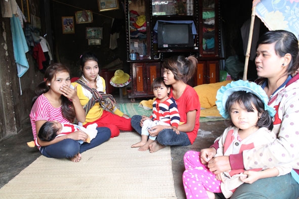 Nạn  tảo hôn, sinh nhiều con  là một  trong những nguyên nhân làm tăng tỷ lệ  hộ nghèo ở Ea Sin (huyện Krông Buk).