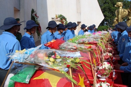 Các thành viên Đội K51 tham dự Lễ truy điệu, an các hài cốt liệt sĩ, quân tình nguyện Việt Nam hy sinh ở Campuchia quy tập được trong mùa khô 2013-2014 tại Nghĩa trang Liệt sĩ tỉnh. 