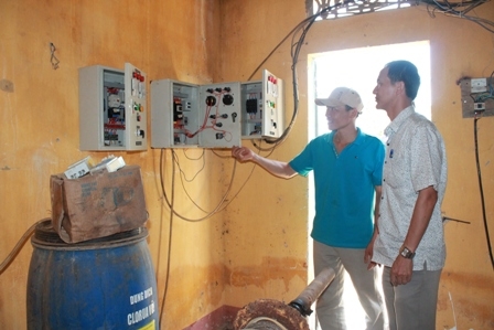 Cán bộ Trung tâm Nước sinh hoạt và Môi trường nông thôn tỉnh kiểm tra Công trình cấp nước xã Ea Yiêng