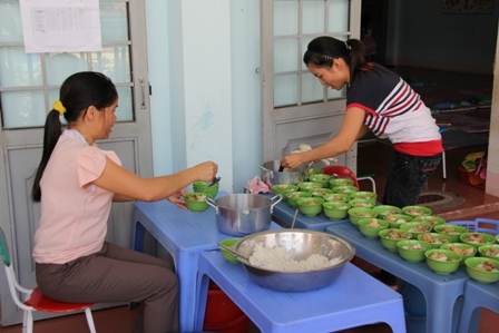  Các cô bảo mẫu chuẩn bị bữa ăn trưa cho các bé Trường Mẫu giáo Krông K'mar (huyện  Krông Bông)