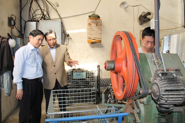 Ông Nguyễn Đăng Phong (người đứng bên phải) đang giới thiệu về hoạt động của Công ty.