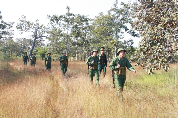 Đội tuần tra Đồn Cửa khẩu Dak Ruê thực hiện nhiệm vụ tuần tra biên giới.