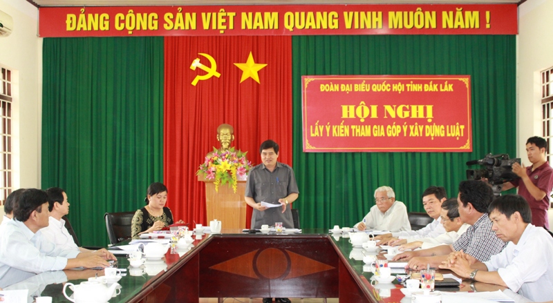 Phó Trưởng Đoàn đại biểu Quốc hội tỉnh Y Khút Niê chủ trì Hội nghị.
