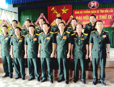 Ban Chấp hành Đảng bộ Trường Quân sự địa phương, nhiệm kỳ 2015-2020 cùng Đoàn đại biểu đi dự đại hội cấp trên ra mắt Đại hội, nhận nhiệm vụ.