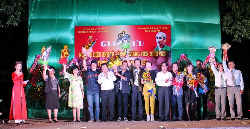 Các nghệ sĩ điện ảnh Việt Nam chào sinh viên Trường Đại học Tây Nguyên