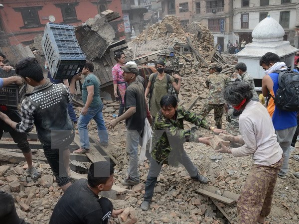 Người dân tìm kiếm người sống sót tại quảng trường Durbar, thủ đô Kathmandu sau động đất ngày 25-4. (Nguồn: AFP/TTXVN)