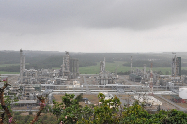 Một góc Nhà máy Lọc dầu Dung Quất nhìn từ đài quan sát.
