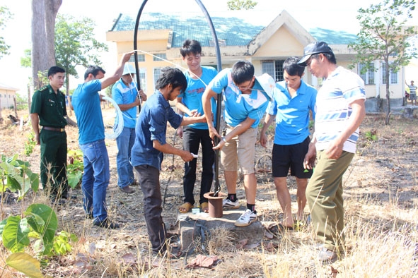 Đoàn viên thanh niên lắp đặt máy bơm nước tại Trường Mẫu giáo thôn Thanh niên lập nghiệp.