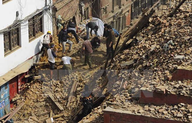 Người dân tìm kiếm nạn nhân bị mắc kẹt trong những đống đổ nát sau trận động đất ở Kathmandu. (Nguồn: AFP/TTXVN)