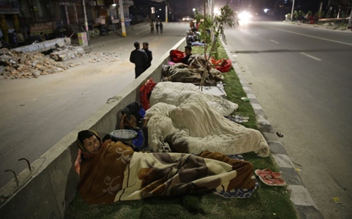Do lo sợ các dư chấn mạnh khác có thể xảy ra, người dân Kathmandu trải qua đêm thứ tư liên tiếp ở ngoài đường (ảnh: EPA)