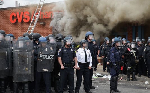 Cảnh sát chống bạo động của Mỹ (ảnh: USAtoday)