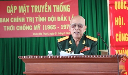 Đại tá Phan Công Chí, nguyên Chủ nhiệm Chính trị Bộ chỉ huy quân sự tỉnh ôn lại truyền thống của đơn vị