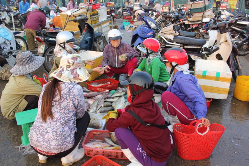 Các bà nội trợ cũng tranh thủ đi chợ sớm để chọn được hải sản tươi, ngon làm thực phẩm