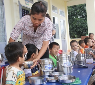 Giờ ăn trưa của các bé Trường Mẫu giáo Cư Pui (huyện Krông Bông)