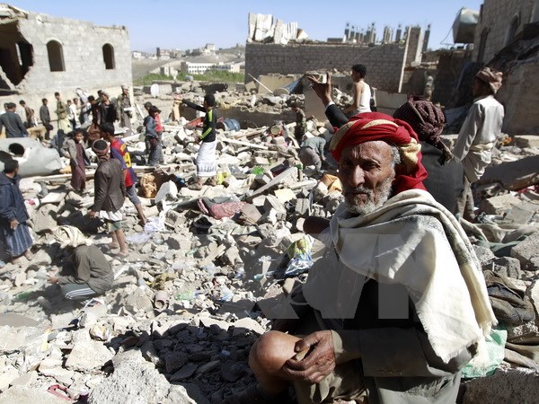 Cảnh đống đổ nát của những căn nhà bị sập sau các vụ oanh tạc của liên quân chống phiến quân Houthi tại Sanaa. (Nguồn: AFP/TTXVN)