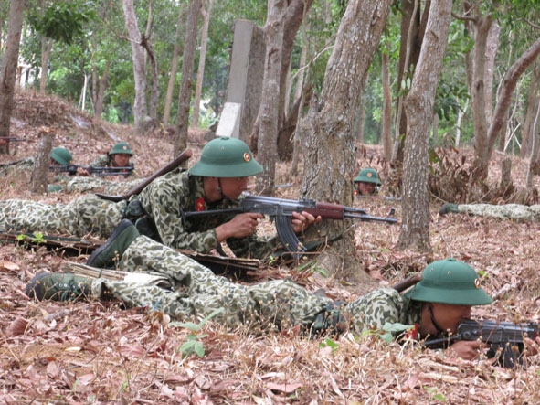 Ngay khi là tân binh, các chiến sĩ của  Lữ đoàn Đặc công Bộ 198 đã phải quen dần với tháng ngày học tập, huấn luyện trong môi trường khắc nghiệt  (Trong ảnh: Các tân binh học cách bắn súng)