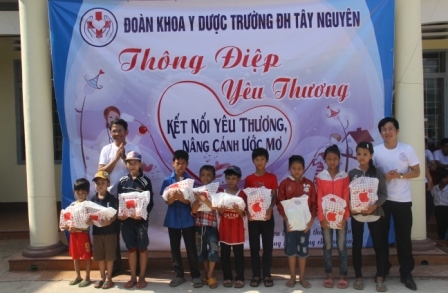 Đoàn Khoa Y dược Trường Đại học Tây Nguyên trao quà 