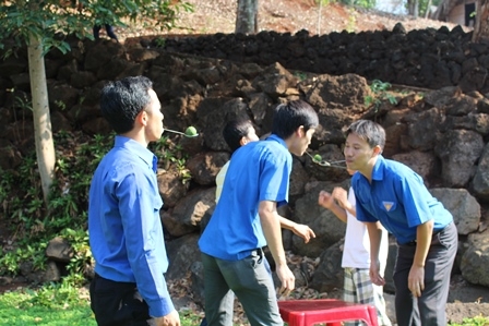 ...và chuyền chanh trong trò chơi liên hoàn