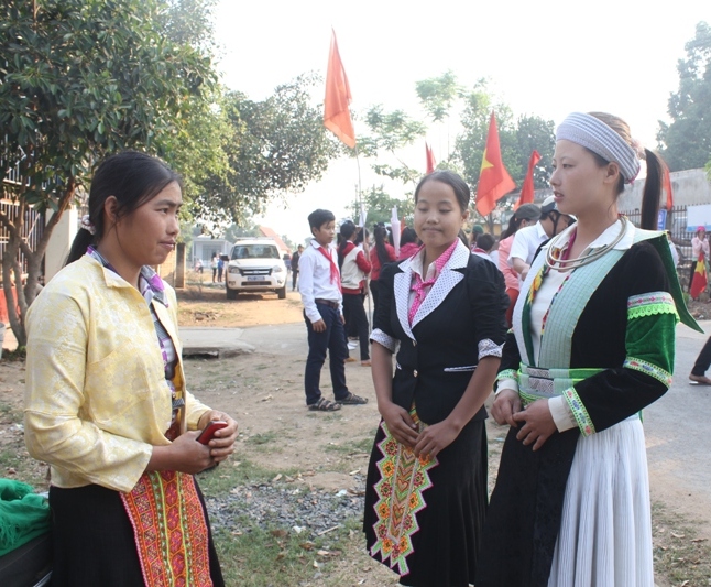 Chị Vương Thị Nhung, cộng tác viên dân số thôn Ea Uôl (bìa phải) đang vận động chị Súng Thị Mía đi đăng ký biện pháp tránh thai.