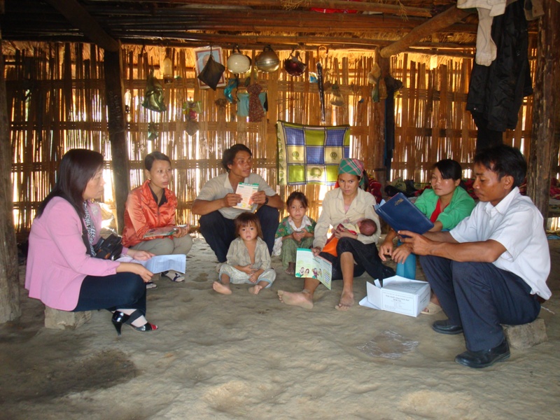 Ban Dân số xã Cư Pui đến nhà vận động người dân thực hiện kế hoạch hóa gia đình.