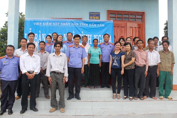 Đại diện Viện KSND tỉnh cùng chính quyền địa phương trao tặng Nhà tình nghĩa tại huyện Krông Bông
