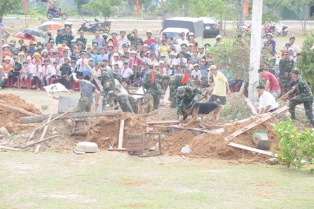 tích cực tham gia tìm kiếm cứu nạn.