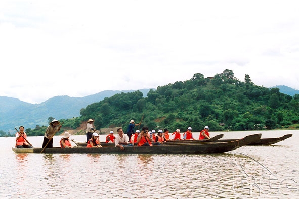 Người dân sống ven Hồ Lak tham gia hoạt động du lịch bằng những chiếc thuyền độc mộc. 