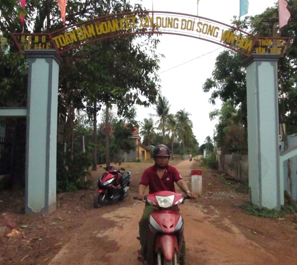 Đường giao thông nông thôn tại thôn 3, xã Ea Lê được xây dựng  từ sự đóng góp của người dân.