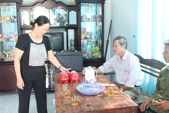 Hội viên Hội Phụ nữ xã Quảng Hiệp (huyện Cư M’gar) tích cực  “nuôi heo đất” giúp đỡ người nghèo.