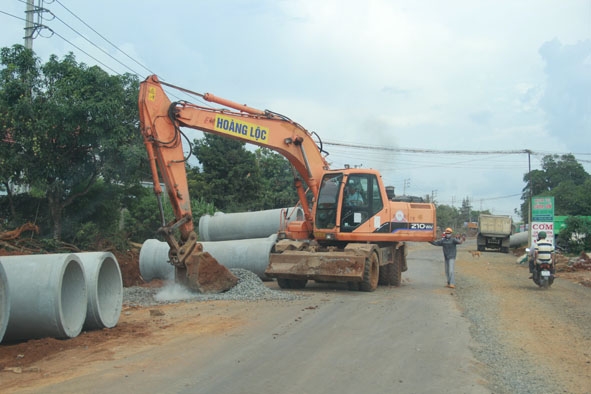 Thi công lắp đặt cống thoát nước thuộc Dự án nâng cấp, mở rộng  đường Hồ Chí Minh, đoạn qua tỉnh Dak Lak.   Ảnh: Hoàng Tuyết