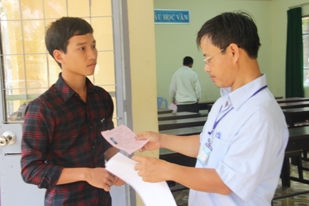 Thí sinh  dự thi vào Trường Đại học Tây Nguyên đang làm thủ tục vào phòng thi (Ảnh tư  liệu)