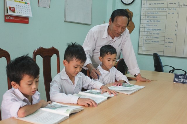 Mỗi tối, thầy Võ Thành Công vẫn thường lên lớp chỉ bảo thêm cho các em học sinh nội trú đang học tại Trường Tiểu học Quang Trung của mình.