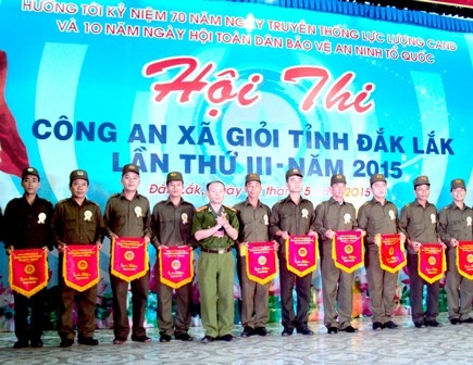 Ban Tổ chức trao cờ lưu niệm cho các đội dự thi.