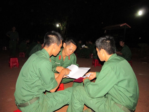 Các chiến sĩ Đại đội 6 (Tiểu đoàn Bộ binh 303) tham gia sinh hoạt “Tổ 3 người”.