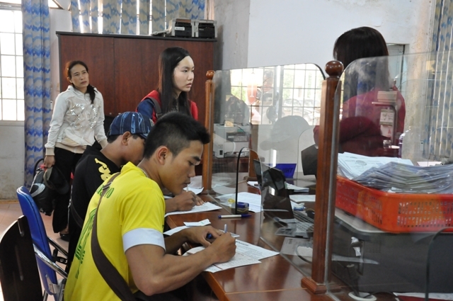Khách hàng giao dịch tại Ngân hàng NN-PTNT Chi nhánh Đắk Lắk